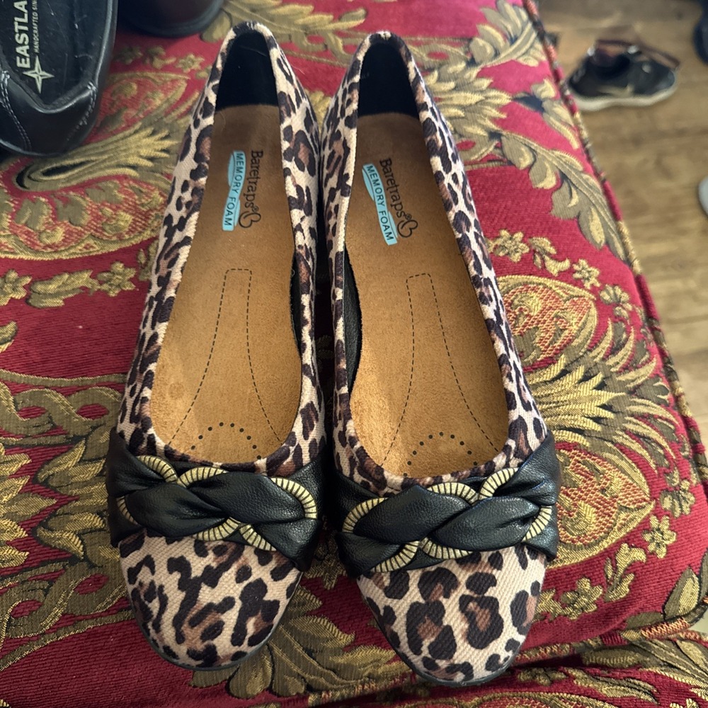 Baretraps Aurora Shoes 8.5 Leopard Corduroy Memory Foam Twist Toe Wedge BOHO Mom